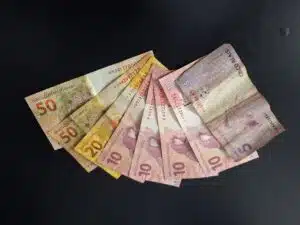 Como juntar 10 mil em um ano