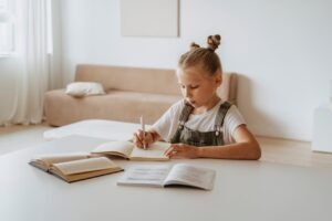 Com qual idade a criança começa a escrever e ler